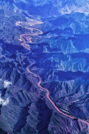 飞机上拍摄-云端-抓拍-山峰-水域 图片素材