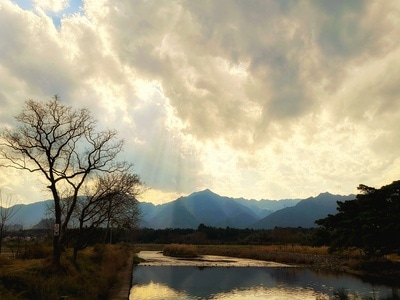 光透云层-青山-绿水-树-倒影 图片素材