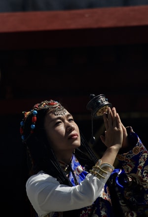 西藏-拉萨市-大昭寺-女人-美女 图片素材