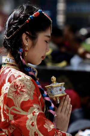 西藏-拉萨市-大昭寺-转经筒-女人 图片素材