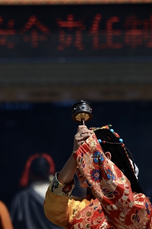 西藏-拉萨市-大昭寺-转经筒-女人 图片素材