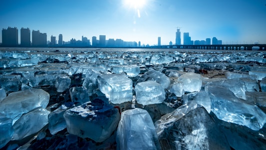 哈尔滨风光-松花江江畔-采冰场-冰块-城市天际线 图片素材