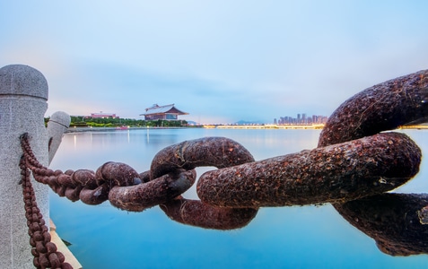 铁链-厦门集美水上运动中心-大海-湖边-城市夜景 图片素材