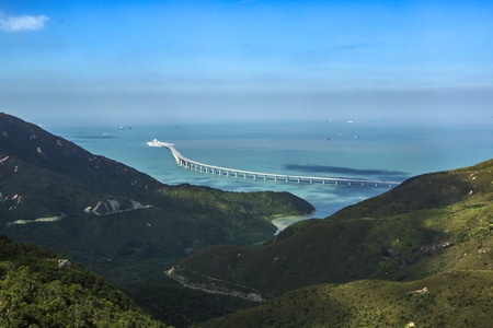 隔着玻璃拍摄-香港-大屿山-远眺港珠澳大桥-大屿山 图片素材