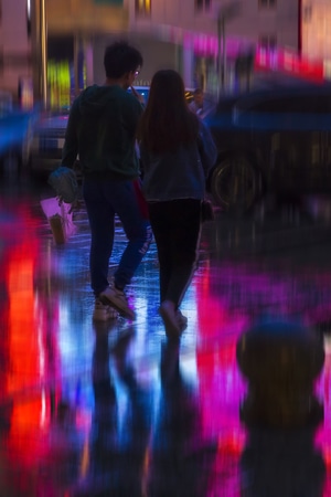 城市风景-雨夜-夜景-演出-情侣 图片素材