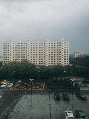 呼和浩特市-雨-房屋-停车场-雨 图片素材