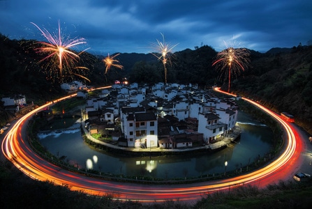 烟火-夜景-车轨-中国第一圆村-夜晚 图片素材