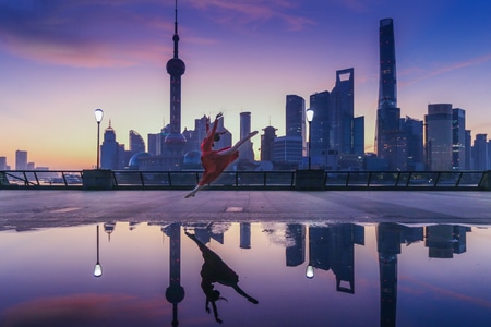 光影-美女-街拍-城市-天空 图片素材