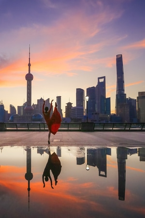 光影-美女-街拍-城市-天空 图片素材