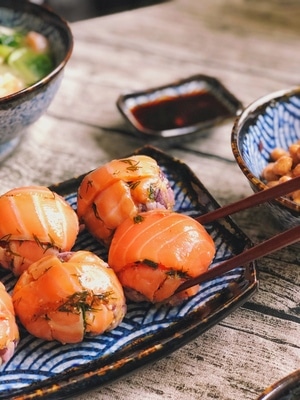 早餐-日式-味增汤-三文鱼饭团-纳豆 图片素材