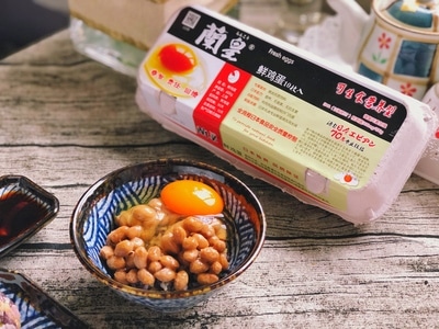 早餐-日式-味增汤-三文鱼饭团-纳豆 图片素材