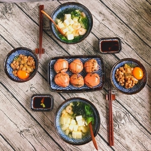 早餐-日式-味增汤-三文鱼饭团-纳豆 图片素材