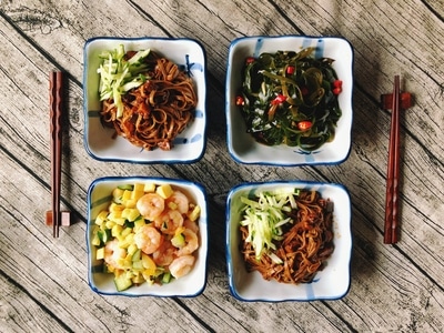 宅家美食-荞麦面-虾仁-海带丝-炸酱面 图片素材