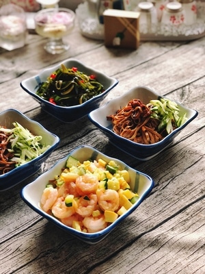 宅家美食-荞麦面-虾仁-海带丝-炸酱面 图片素材