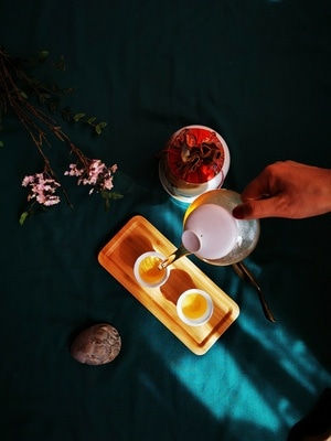 手机静物美食-茶-倒茶-沏茶-杯子 图片素材