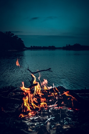 火焰-篝火-湖边-沙滩-岸边 图片素材