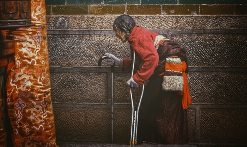 人物-旅行-在路上-拐杖-老人 图片素材