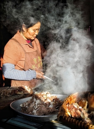 冬日暖阳-人物-烤肉-烧烤-女人 图片素材