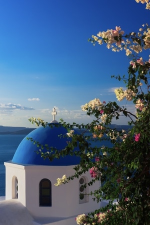 我要上封面-希腊-圣托里尼岛-蓝顶教堂-鲜花 图片素材