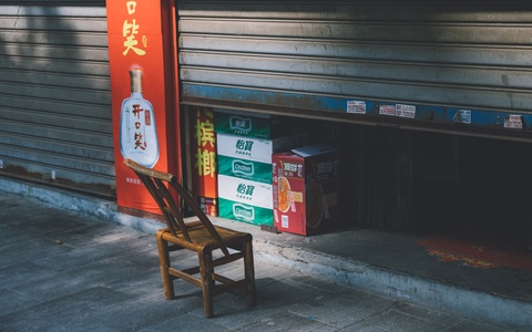 街拍-胶片-椅子-卷帘门-商铺 图片素材