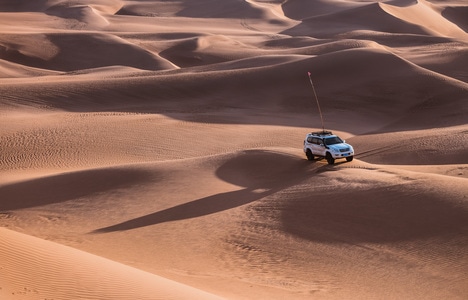 旅行-摄影-沙漠-沙丘-汽车 图片素材