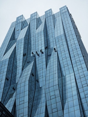 你好2020-摄影-建筑-高楼-擦玻璃 图片素材