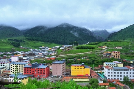 城市色彩-建筑-植物-在路上-高山 图片素材