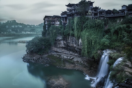 像素蜂蜜首发-芙蓉镇-吊脚楼-瀑布-风景 图片素材