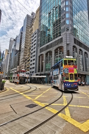 街头-电车-车-街道-城市 图片素材