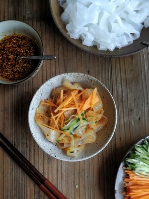 华为手机拍摄-美食-凉皮-美食-盘子 图片素材