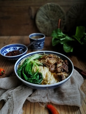 华为手机拍摄-美食-盘子-鳄梨酱-美食 图片素材