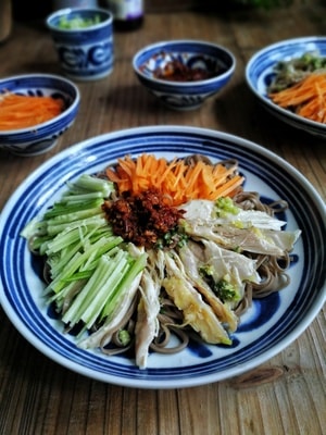 华为手机拍摄-美食-美食-盘子-手撕鸡肉凉面 图片素材