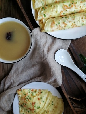 美食-华为手机拍摄-葱花饼-木勺-盘子 图片素材