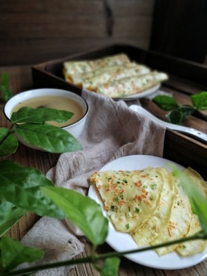 美食-华为手机拍摄-葱花饼-盘子-葱花胡萝卜饼 图片素材