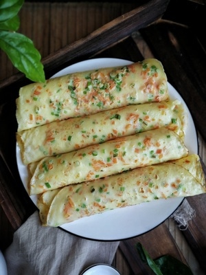 美食-华为手机拍摄-葱花饼-盘子-葱花胡萝卜饼 图片素材