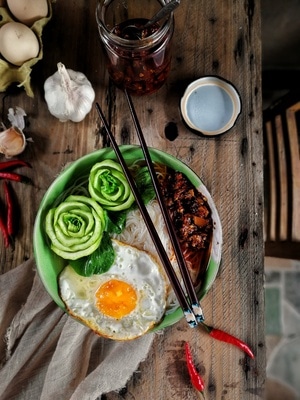 华为手机拍摄-美食-暗调-盘子-美食 图片素材