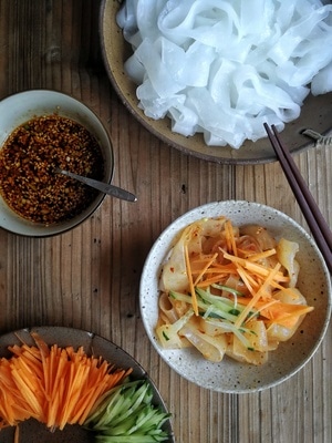 华为手机拍摄-美食-凉皮-美食-盘子 图片素材