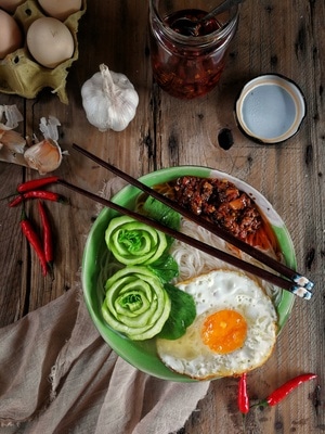 华为手机拍摄-美食-暗调-盘子-美食 图片素材