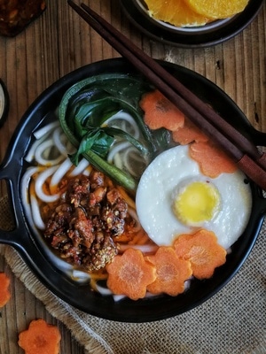 华为手机拍摄-美食-美食-瓦罐锅-牛肉酱乌冬面 图片素材