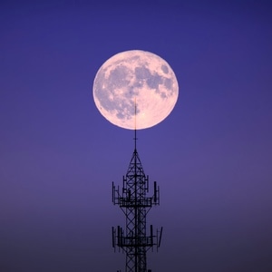 十六的月亮-圆-铁塔-夜空-无线电望远镜 图片素材