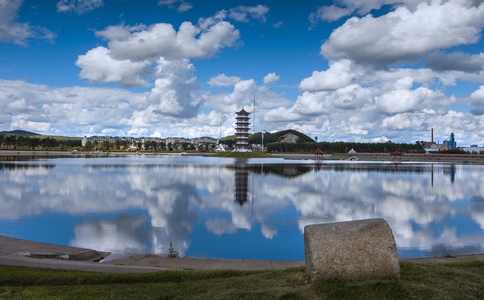 城镇-宝塔-湖水-蓝天白云-倒影 图片素材