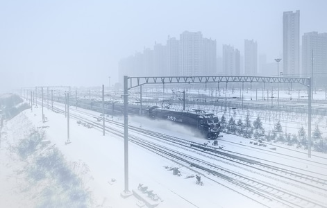 火车-铁轨-大雪-寒冬-行驶 图片素材