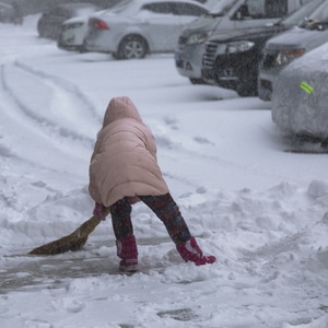 大雪-街头-铲子-小孩-女孩 图片素材