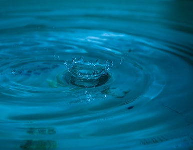 静物-水滴-水滴-皇冠水滴-水面 图片素材