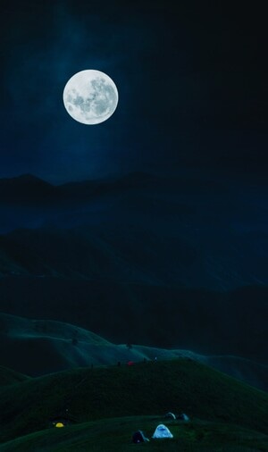 夜晚-山-帐篷-月亮-露营 图片素材