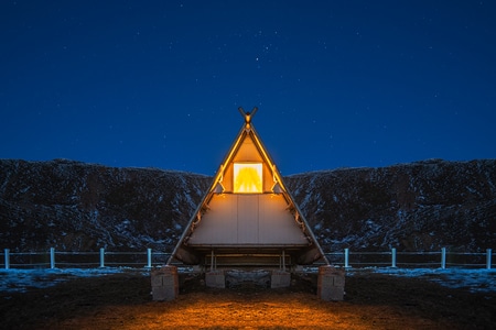 露营-高原-雪山-星空-灯 图片素材