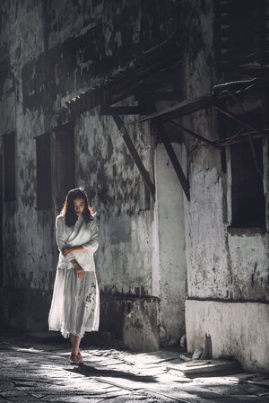 人像-旅行-古巷-女性-女人 图片素材