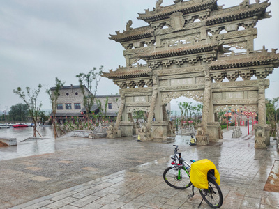 人文-纪实-骑行-牌楼-下雨 图片素材