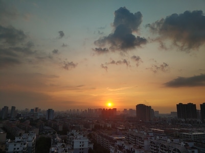 夕阳-多云-太阳-云彩-城市 图片素材