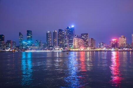 青岛-夜景-霓虹灯-海-城市 图片素材